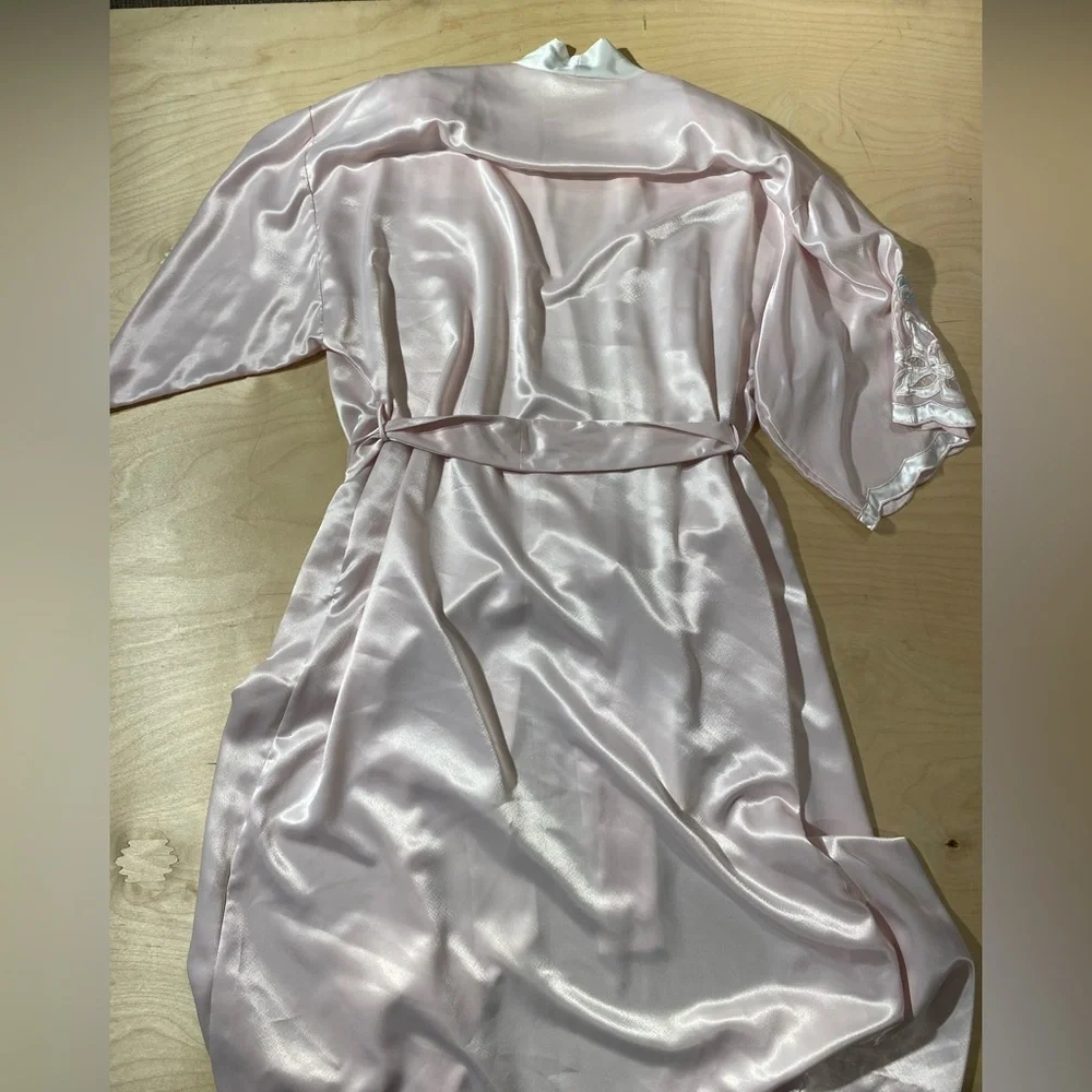 Natori Light Pink Satin Robe with White Accents Medium (QK)